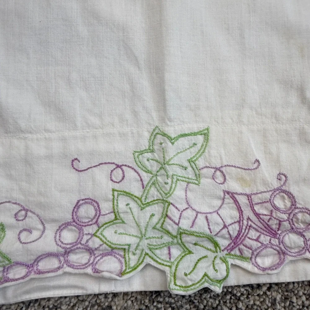 Vintage Hand Embroidered Pillowcase Set Kitten in Shoe Ivy Scalloped Edge White‎